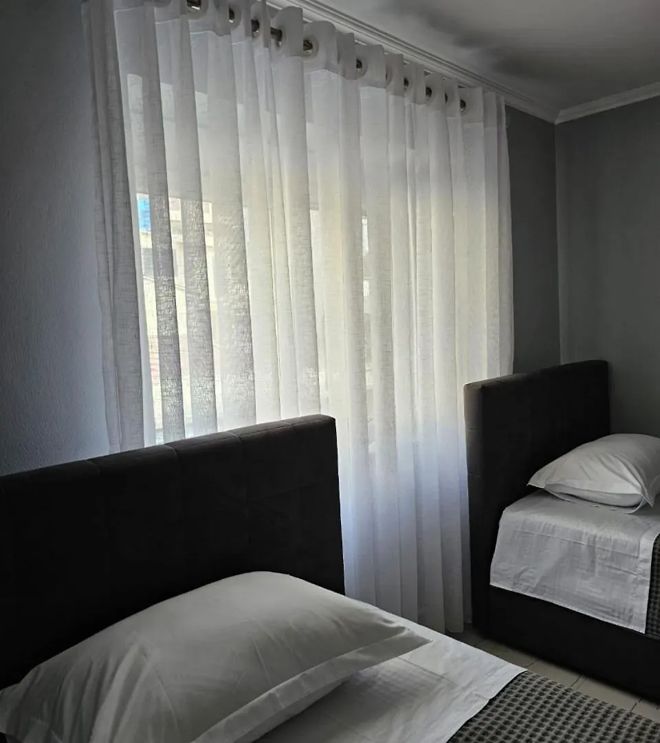Edi'S Apartment-Cozy Stay In The Center Tirana 0*,