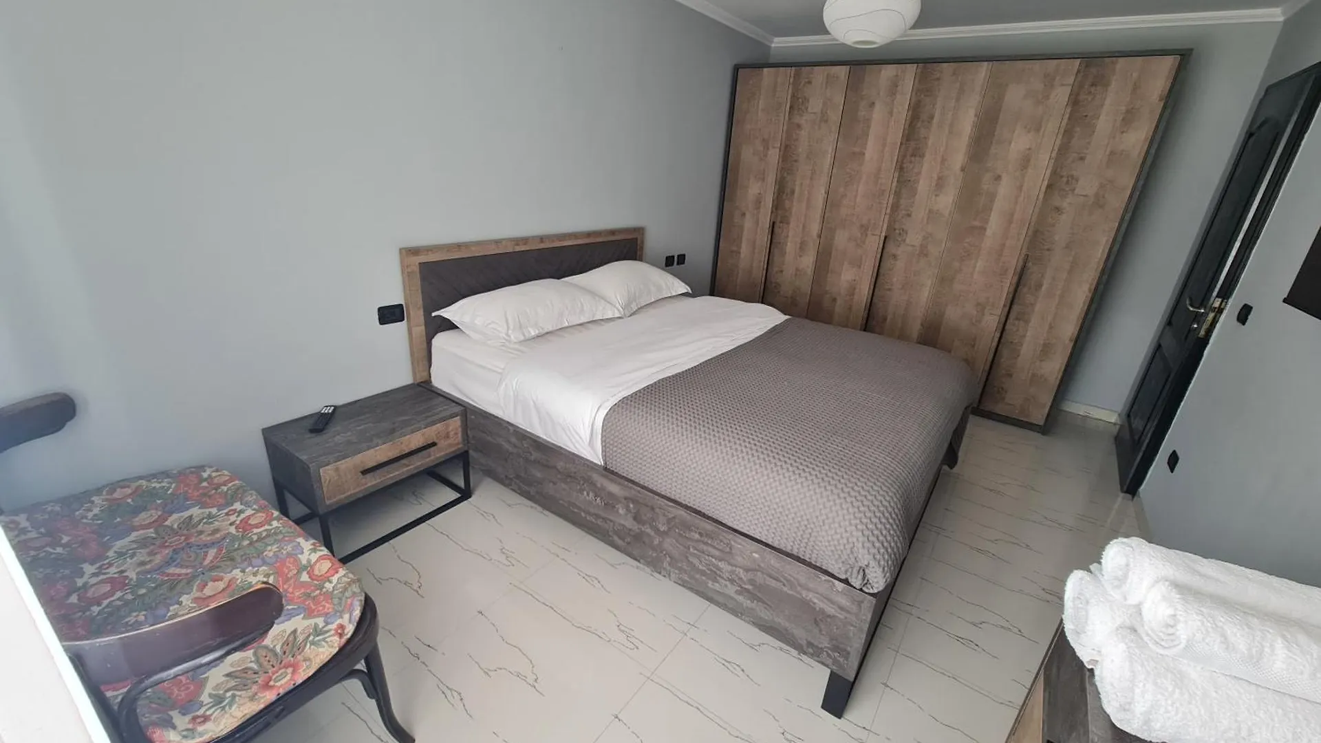 Edi'S Apartment-Cozy Stay In The Center Tirana Appartement
